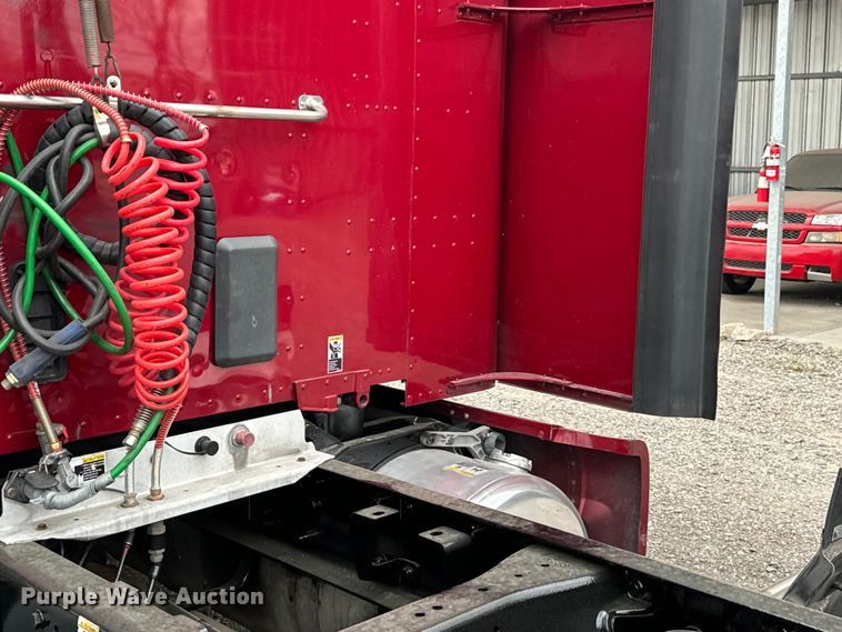 image for item EH3850 2017 Peterbilt 579 semi truck