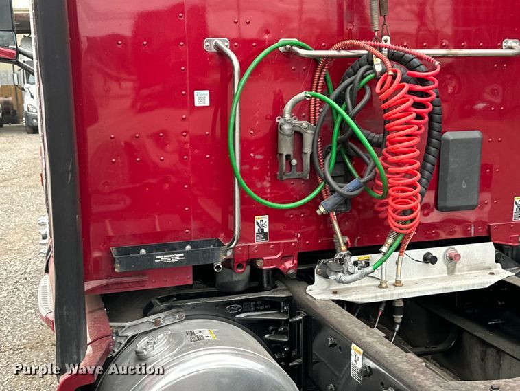 image for item EH3850 2017 Peterbilt 579 semi truck