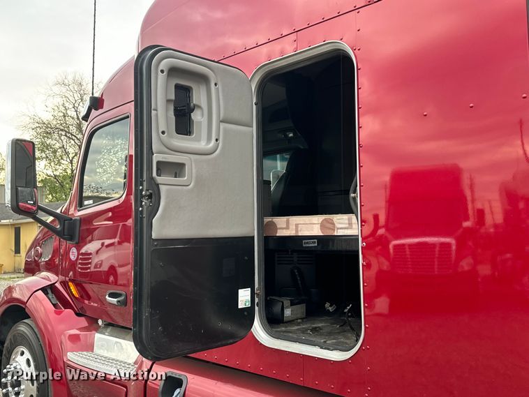 image for item EH3850 2017 Peterbilt 579 semi truck
