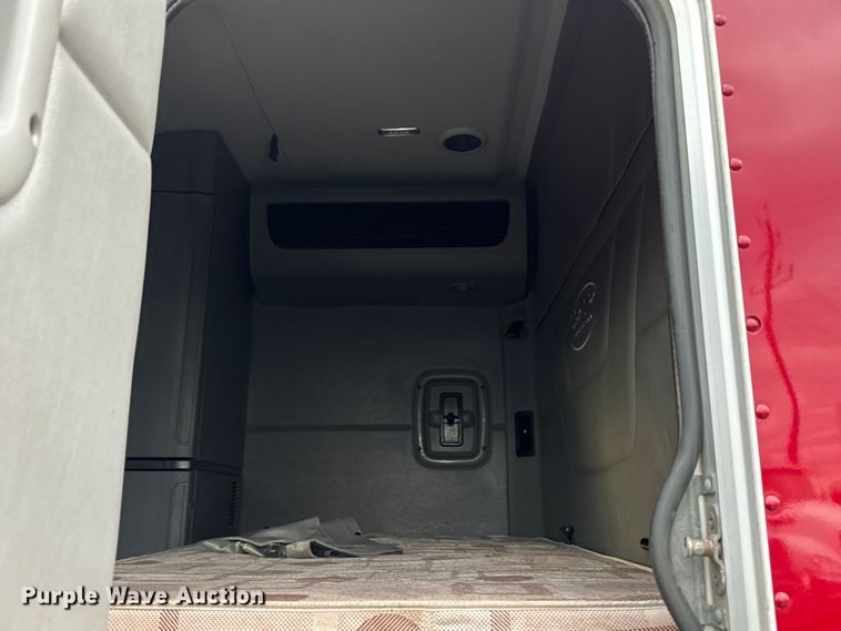 image for item EH3850 2017 Peterbilt 579 semi truck