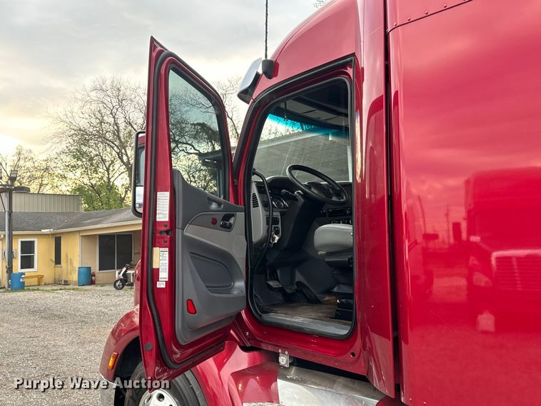 image for item EH3850 2017 Peterbilt 579 semi truck