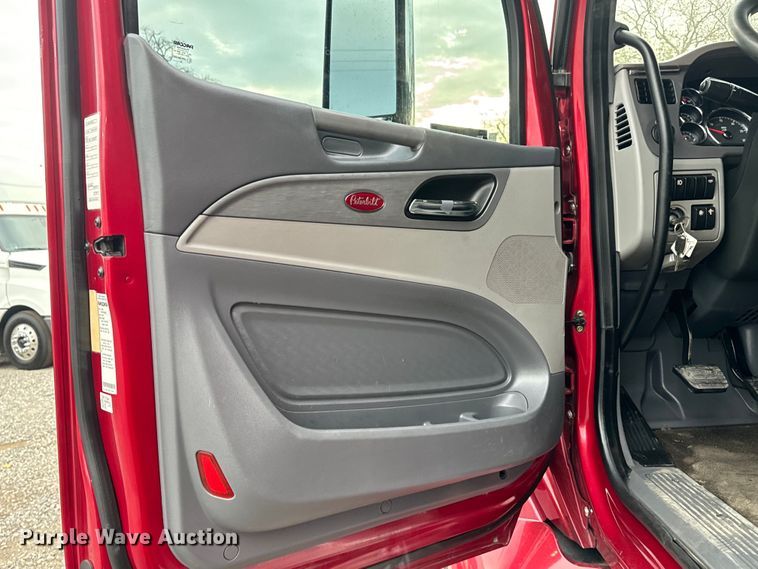 image for item EH3850 2017 Peterbilt 579 semi truck