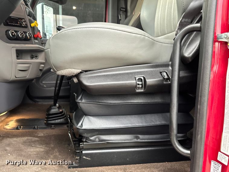 image for item EH3850 2017 Peterbilt 579 semi truck