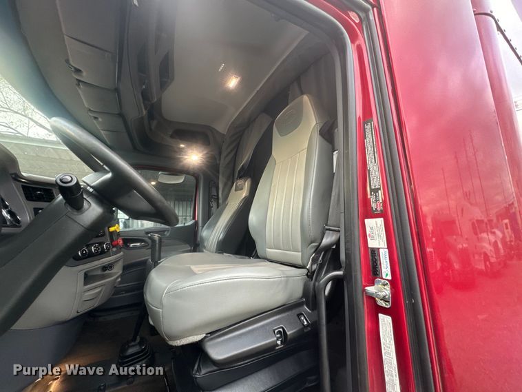 image for item EH3850 2017 Peterbilt 579 semi truck