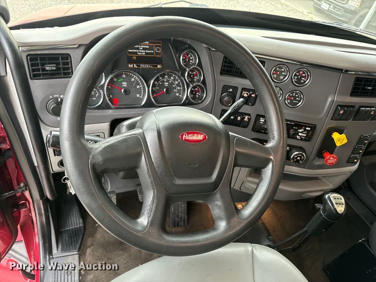 image for item EH3850 2017 Peterbilt 579 semi truck