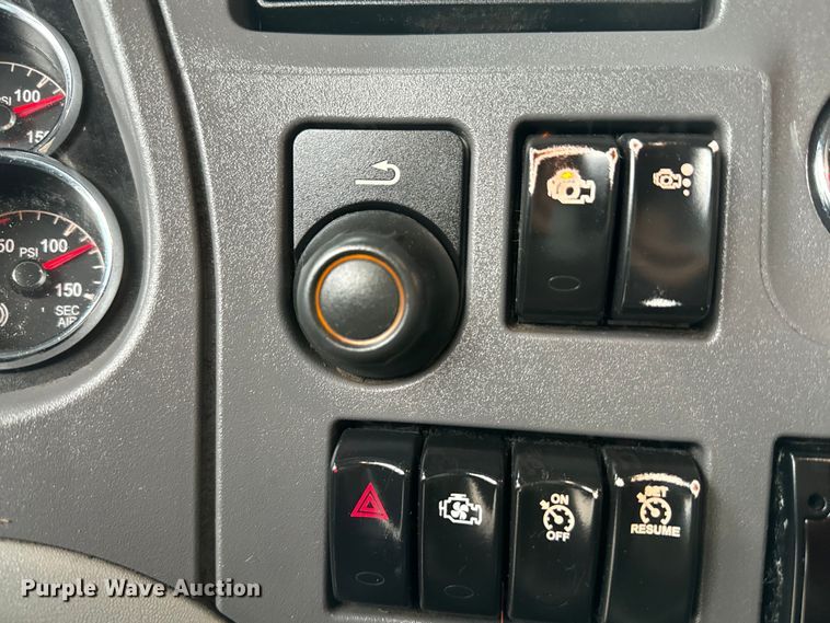 image for item EH3850 2017 Peterbilt 579 semi truck