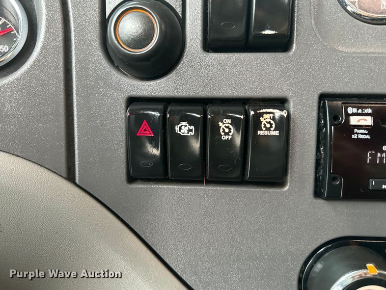 image for item EH3850 2017 Peterbilt 579 semi truck