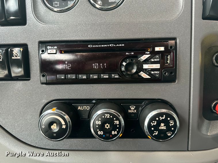 image for item EH3850 2017 Peterbilt 579 semi truck