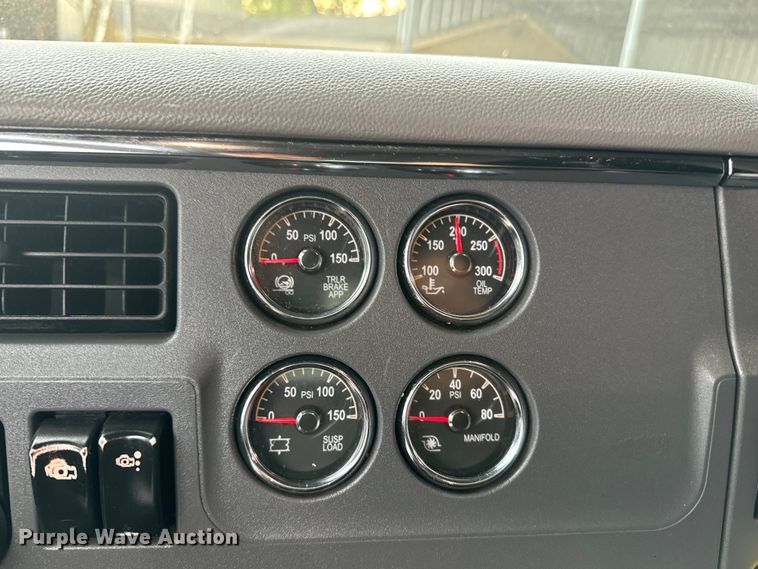 image for item EH3850 2017 Peterbilt 579 semi truck