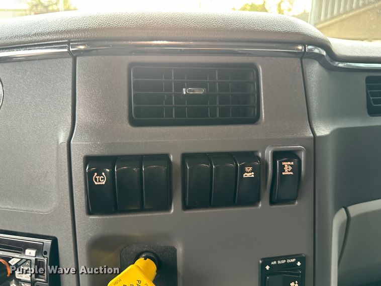 image for item EH3850 2017 Peterbilt 579 semi truck