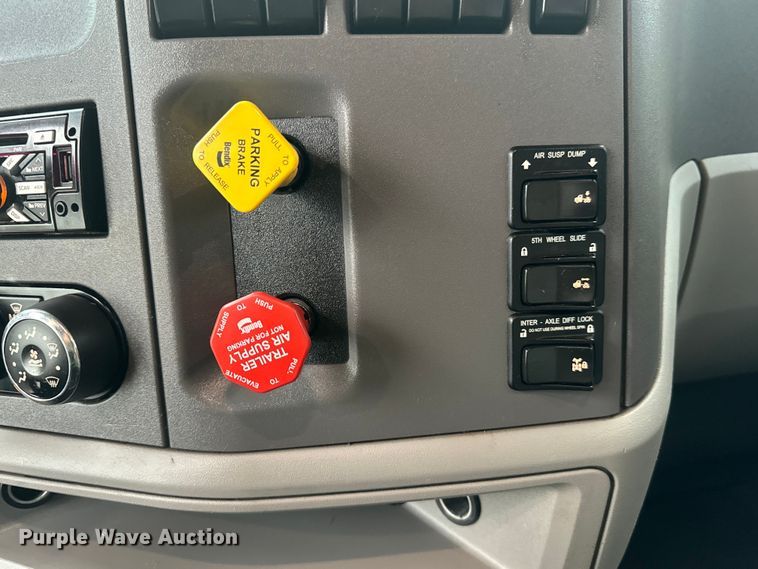 image for item EH3850 2017 Peterbilt 579 semi truck