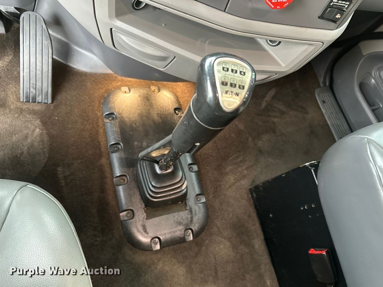 image for item EH3850 2017 Peterbilt 579 semi truck