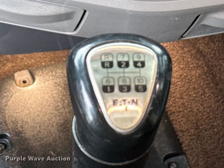 image for item EH3850 2017 Peterbilt 579 semi truck