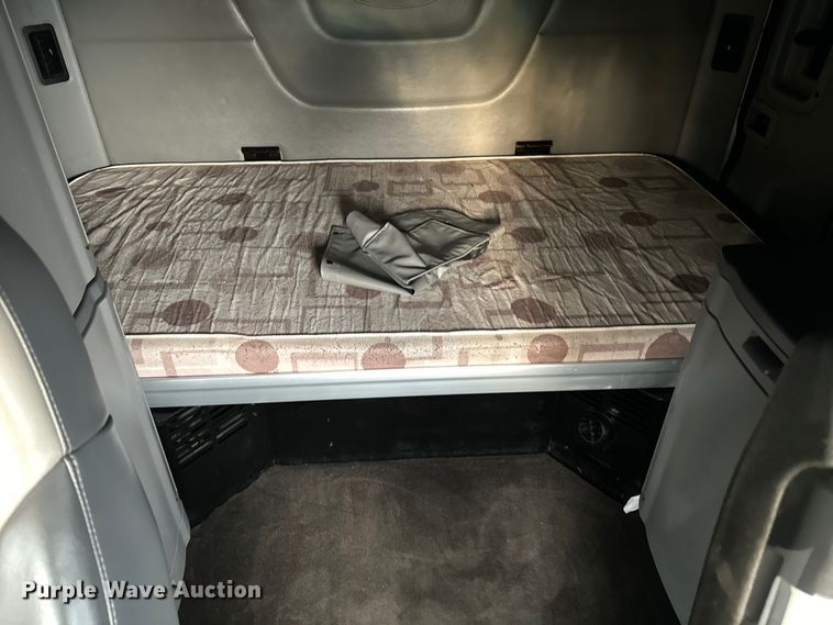 image for item EH3850 2017 Peterbilt 579 semi truck