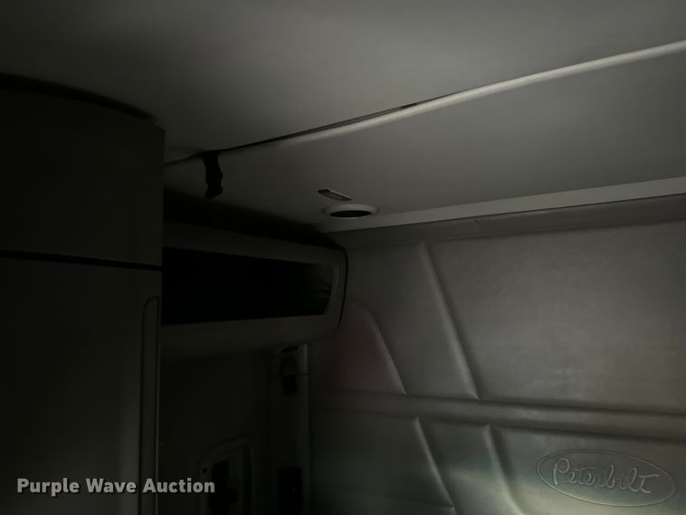 image for item EH3850 2017 Peterbilt 579 semi truck