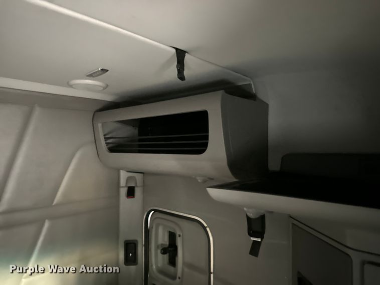 image for item EH3850 2017 Peterbilt 579 semi truck