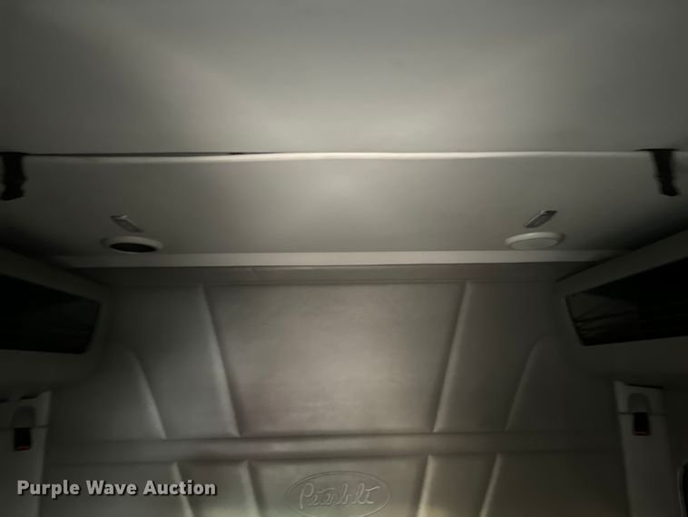 image for item EH3850 2017 Peterbilt 579 semi truck