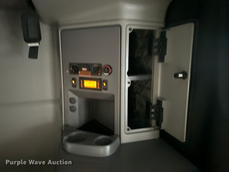 image for item EH3850 2017 Peterbilt 579 semi truck