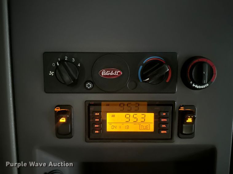 image for item EH3850 2017 Peterbilt 579 semi truck