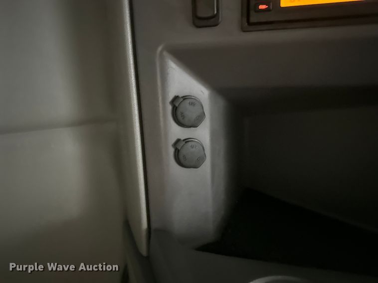 image for item EH3850 2017 Peterbilt 579 semi truck