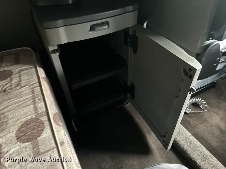 image for item EH3850 2017 Peterbilt 579 semi truck