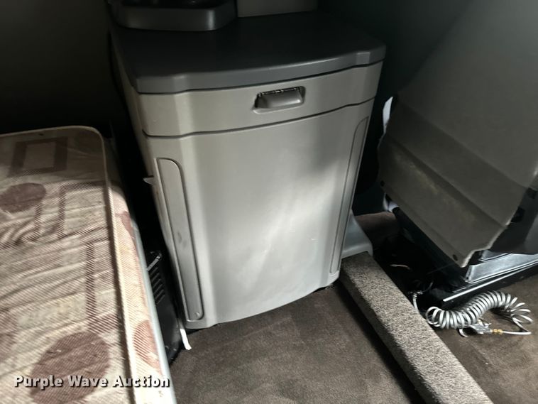 image for item EH3850 2017 Peterbilt 579 semi truck