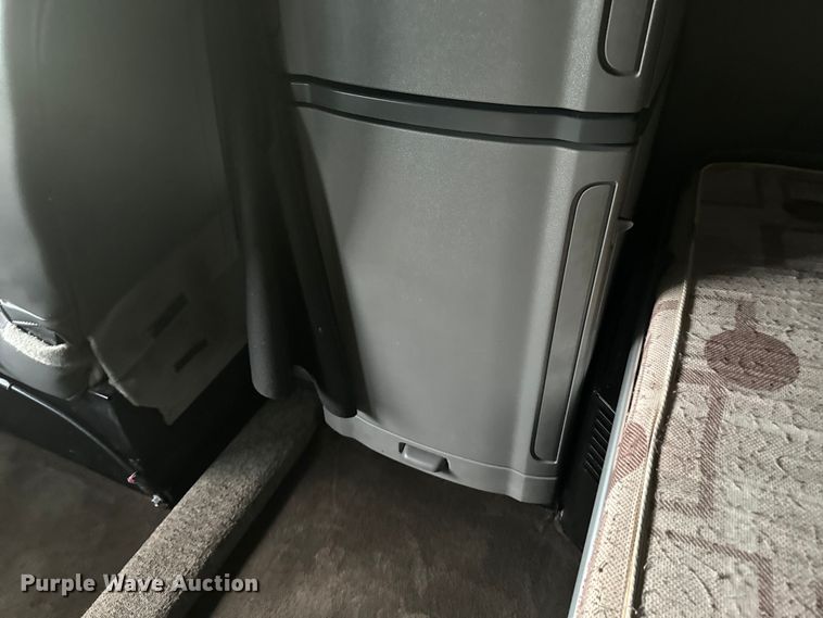 image for item EH3850 2017 Peterbilt 579 semi truck