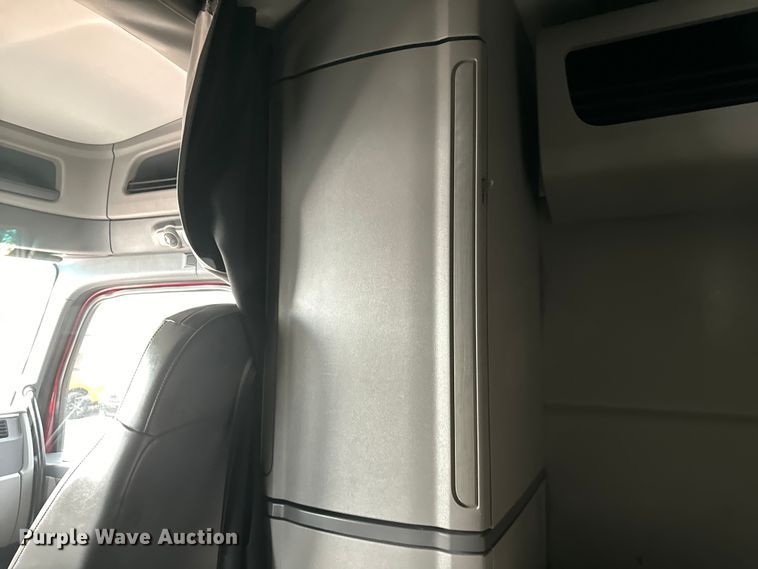 image for item EH3850 2017 Peterbilt 579 semi truck