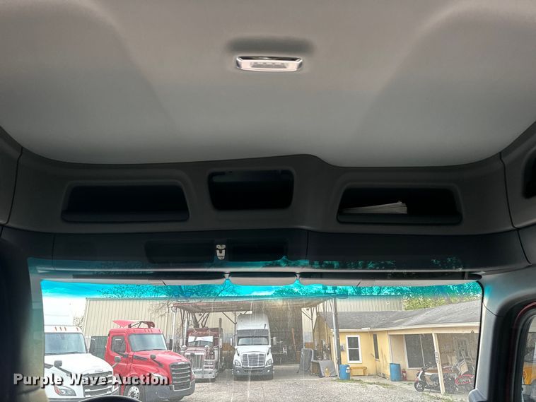 image for item EH3850 2017 Peterbilt 579 semi truck