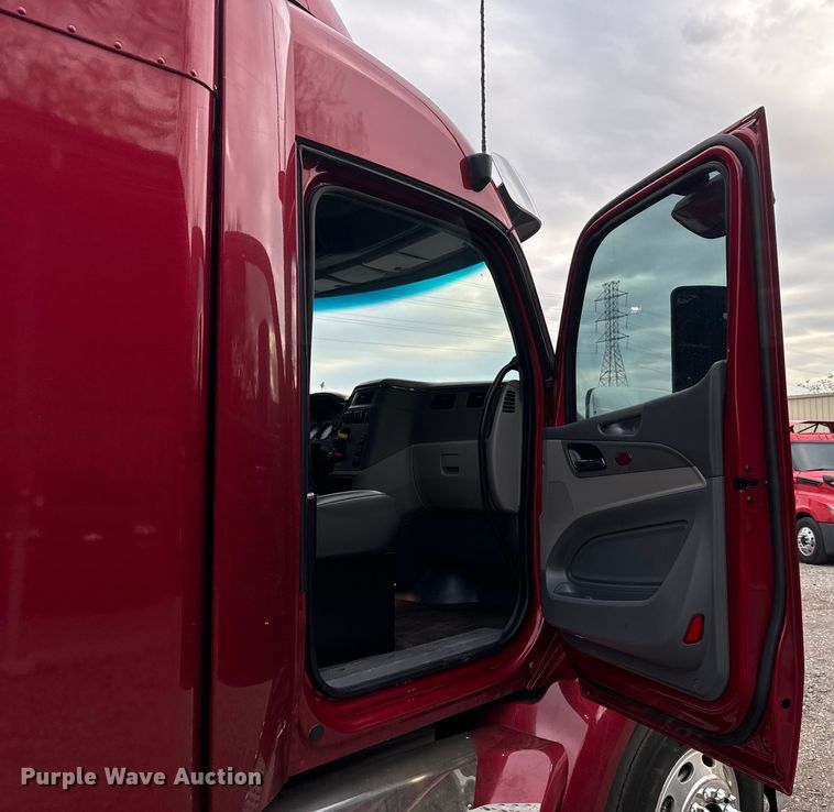 image for item EH3850 2017 Peterbilt 579 semi truck