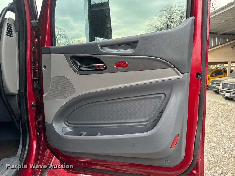 image for item EH3850 2017 Peterbilt 579 semi truck