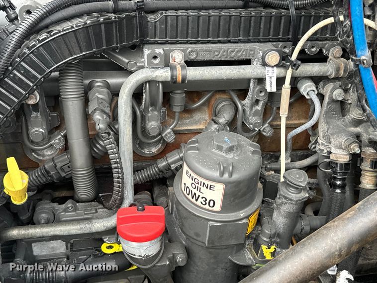 image for item EH3850 2017 Peterbilt 579 semi truck