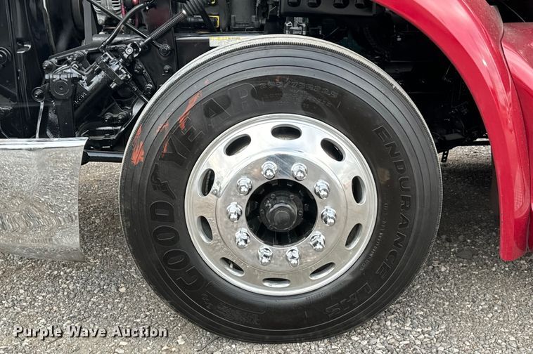 image for item EH3850 2017 Peterbilt 579 semi truck