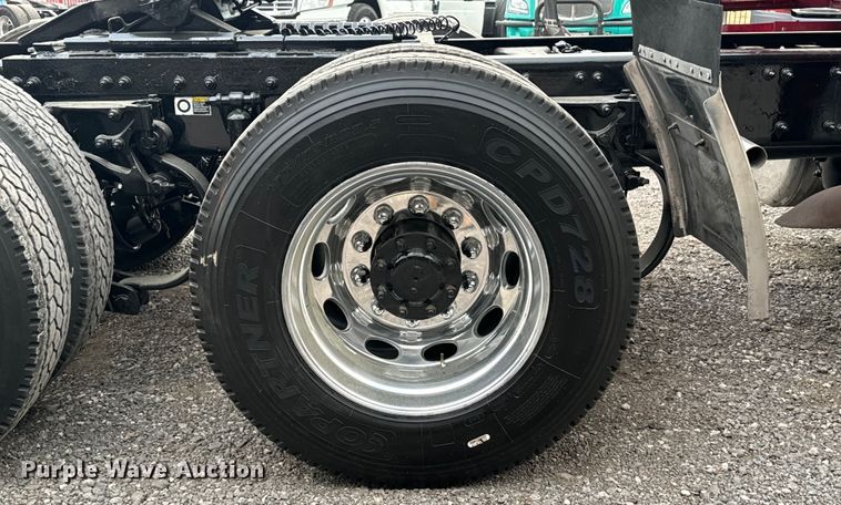 image for item EH3850 2017 Peterbilt 579 semi truck