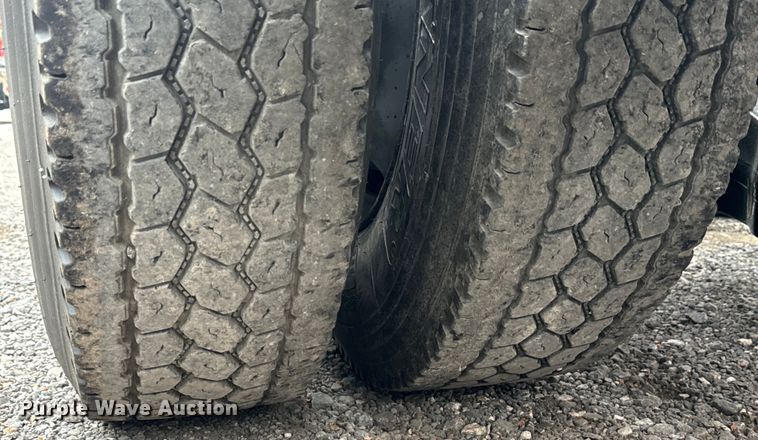 image for item EH3850 2017 Peterbilt 579 semi truck