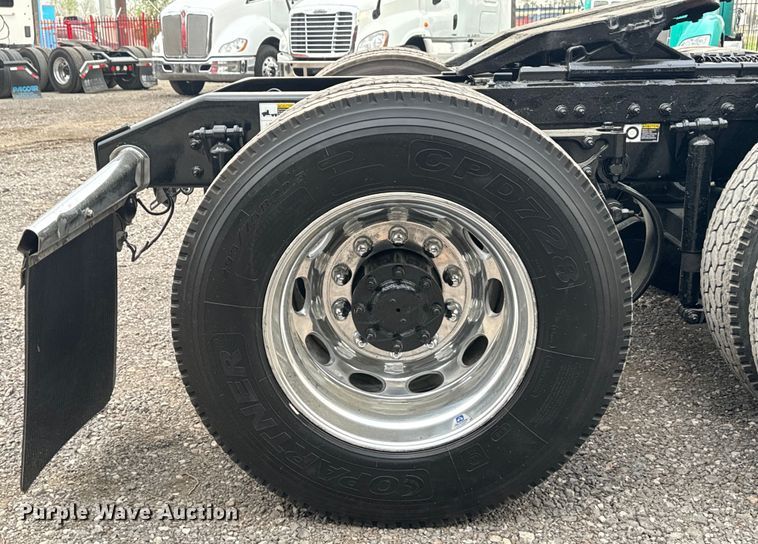image for item EH3850 2017 Peterbilt 579 semi truck