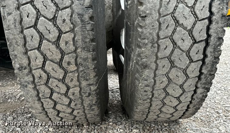 image for item EH3850 2017 Peterbilt 579 semi truck