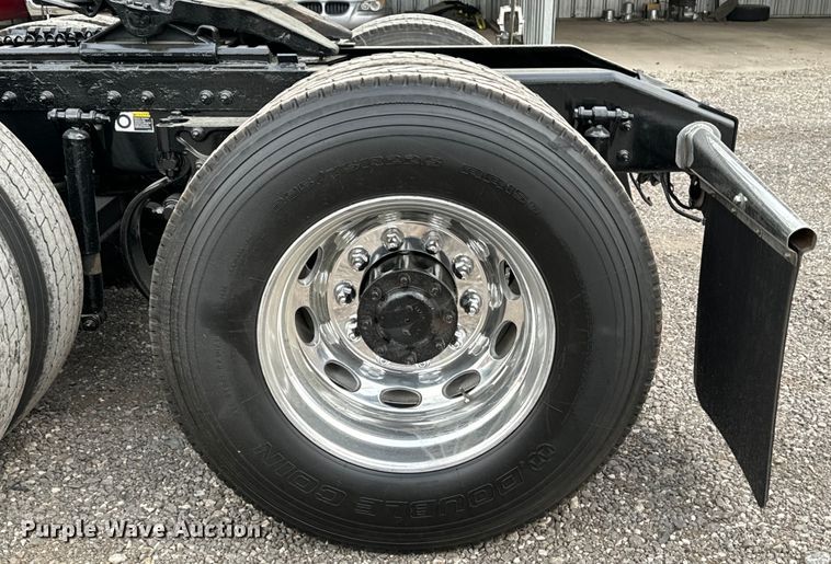 image for item EH3850 2017 Peterbilt 579 semi truck