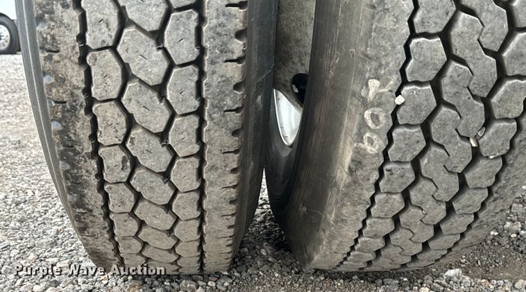 image for item EH3850 2017 Peterbilt 579 semi truck