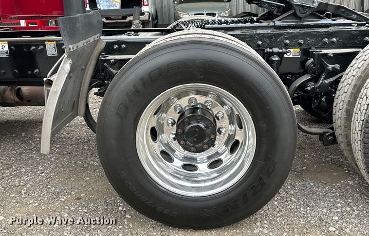 image for item EH3850 2017 Peterbilt 579 semi truck