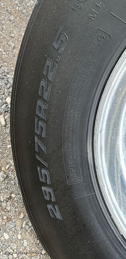 image for item EH3850 2017 Peterbilt 579 semi truck