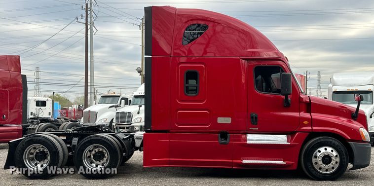 image for item EH3851 2017 Freightliner  Cascadia  semi truck