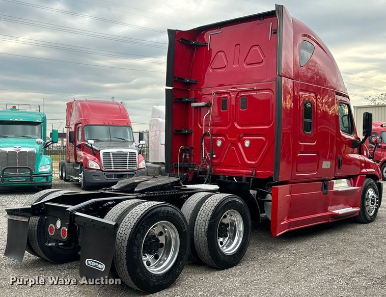 image for item EH3851 2017 Freightliner  Cascadia  semi truck