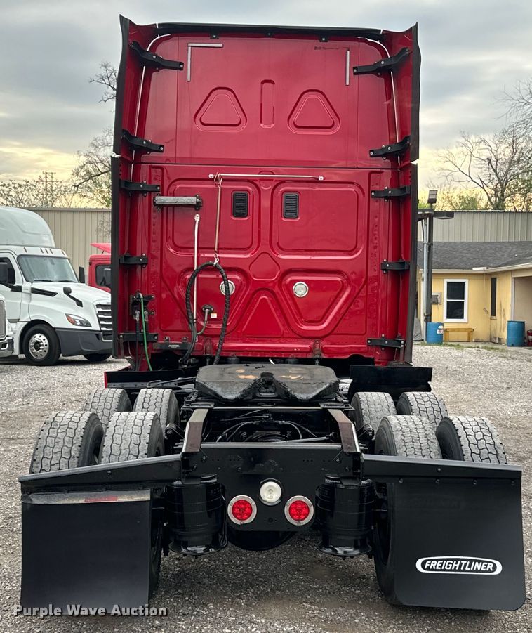 image for item EH3851 2017 Freightliner  Cascadia  semi truck