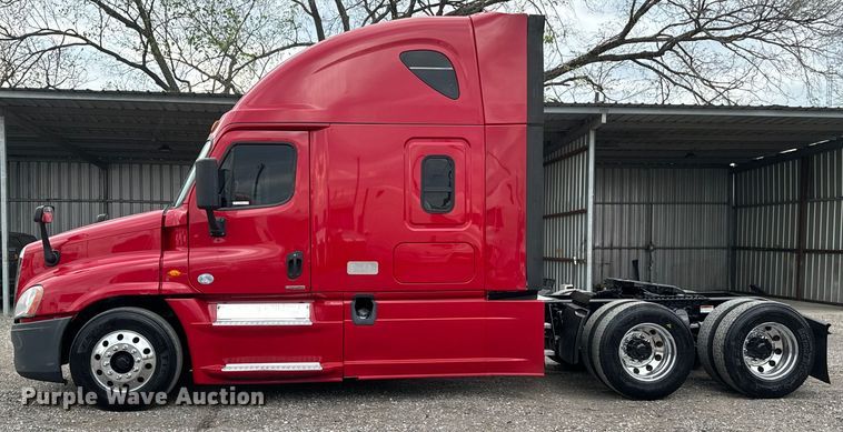 image for item EH3851 2017 Freightliner  Cascadia  semi truck