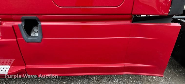 image for item EH3851 2017 Freightliner  Cascadia  semi truck