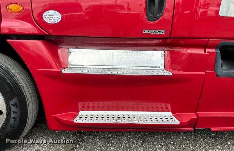 image for item EH3851 2017 Freightliner  Cascadia  semi truck