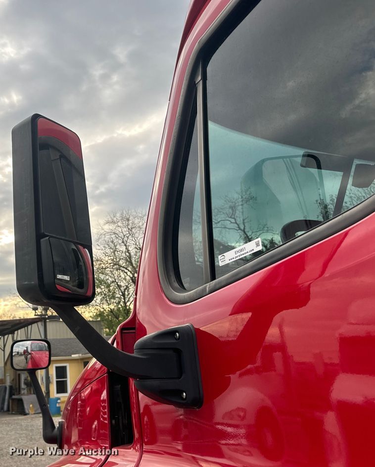 image for item EH3851 2017 Freightliner  Cascadia  semi truck