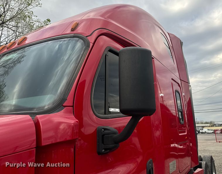 image for item EH3851 2017 Freightliner  Cascadia  semi truck