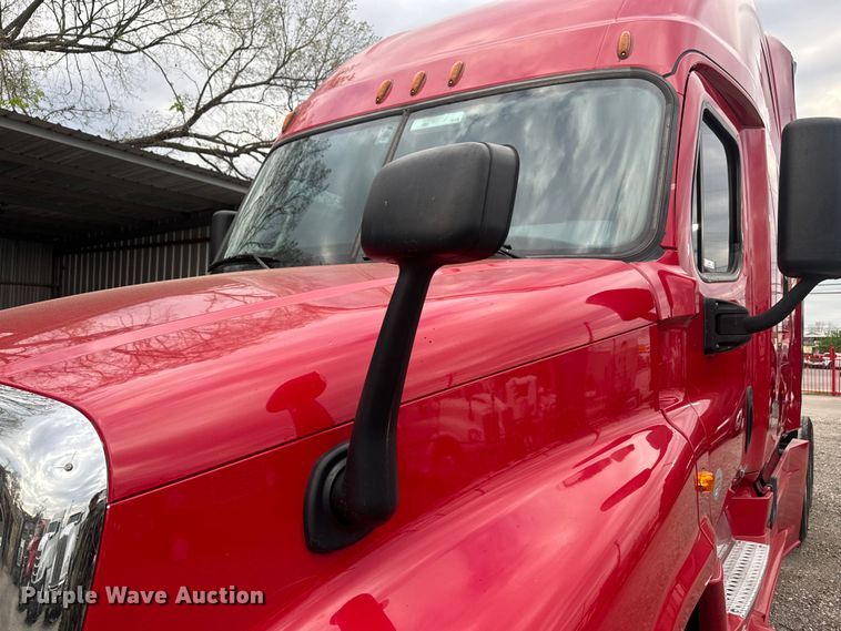 image for item EH3851 2017 Freightliner  Cascadia  semi truck